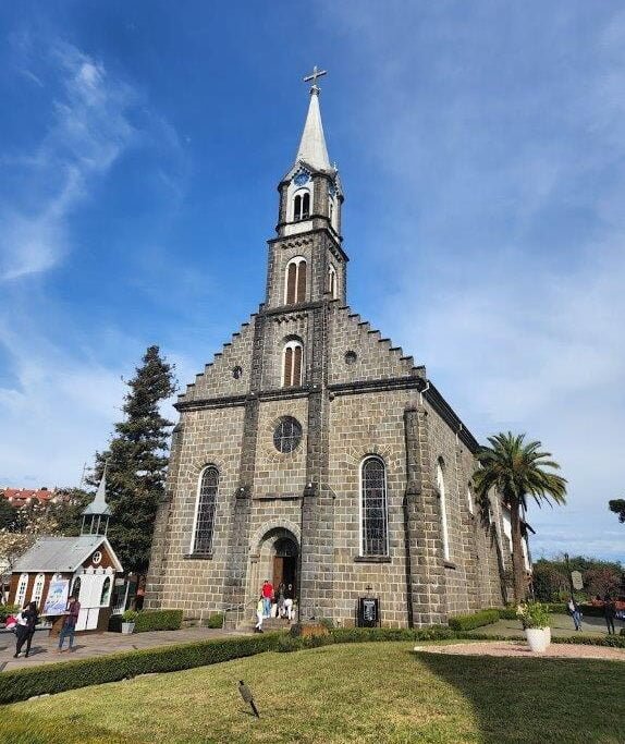 gramado-igreja-são-pedro-turista-100-rumo